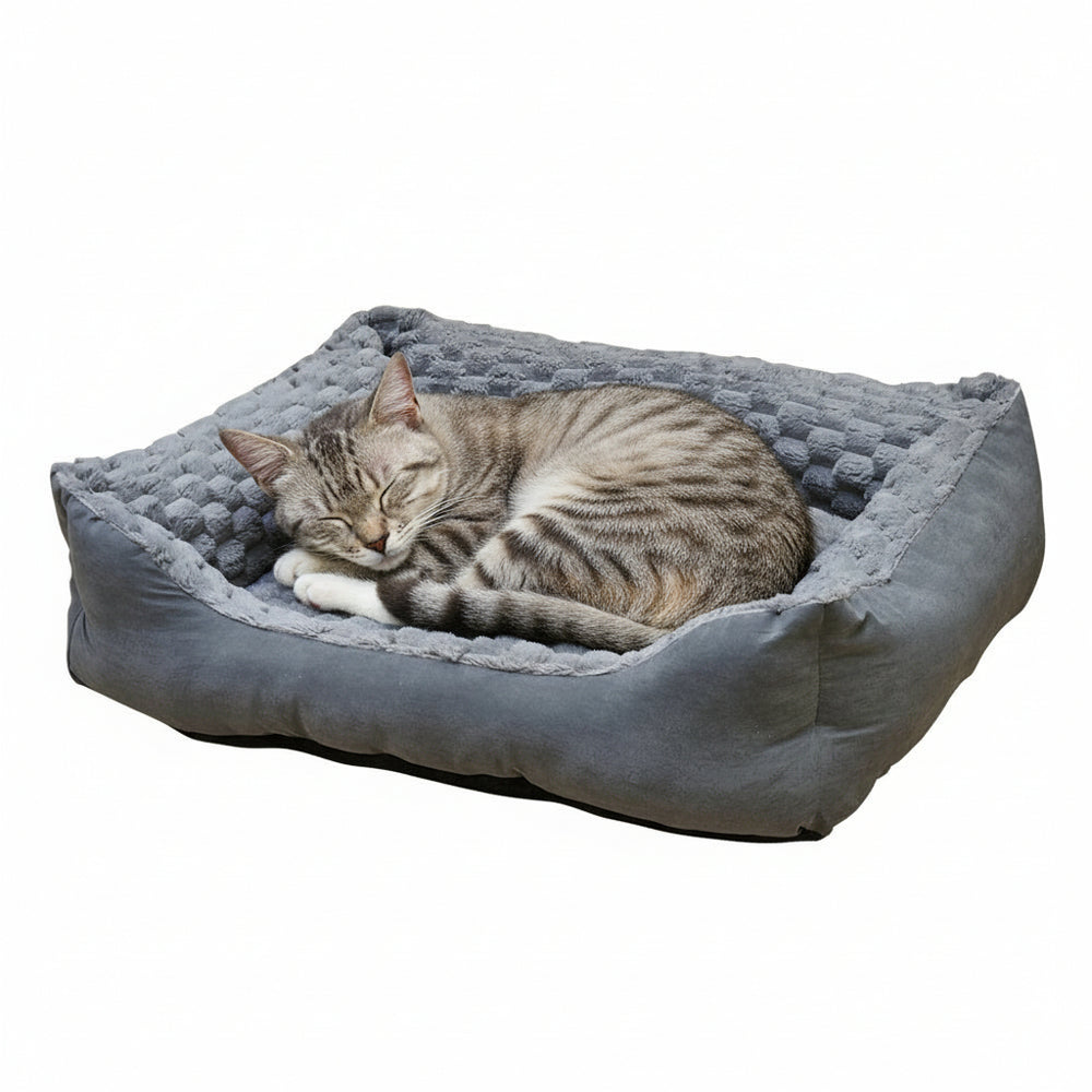 Graues Katzenbett "Diamond" mit weicher Polsterung und einer grau gestreiften Katze, die gemütlich darin schläft.