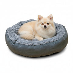Rundes Hundebett "Diamond" in Grau mit Plüschinnenbereich und einem gemütlichen Pomeranian-Hund darauf.