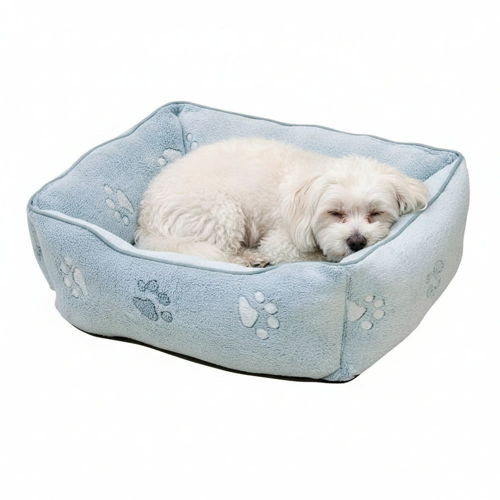 "Rechteckiges Komfortbett 'PAW' für Hunde in hellblau mit Pfotenabdrücken, perfekt für gemütliche Nächte."