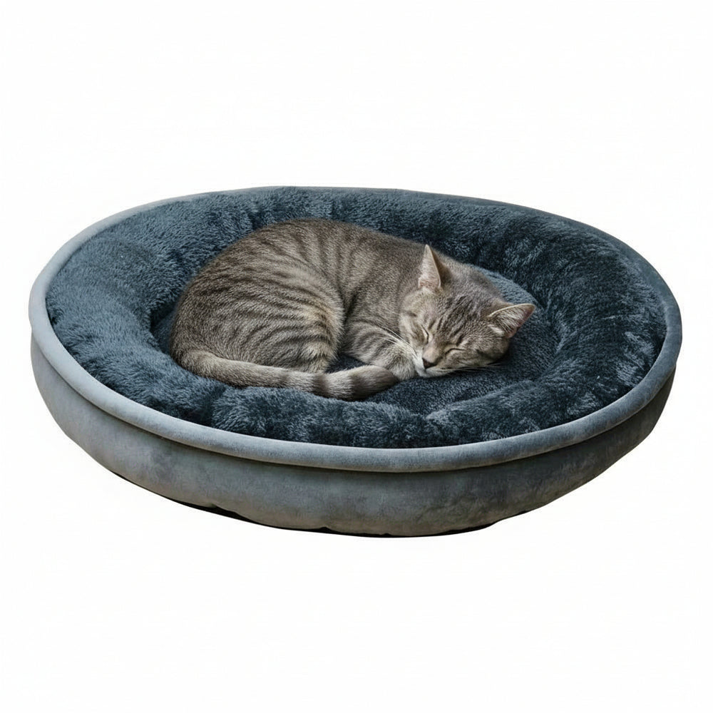 Gemütliches graues Katzenbett "LEIF" mit hoher Rand und schlafender gestreifter Katze darin. Ideal für entspannten Schlaf.