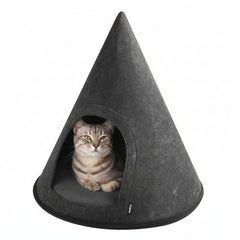 Gemütliches graues Katzenhaus im Zeltstil mit Polsterung und seitlichem Eingang. Katze entspannt darin.