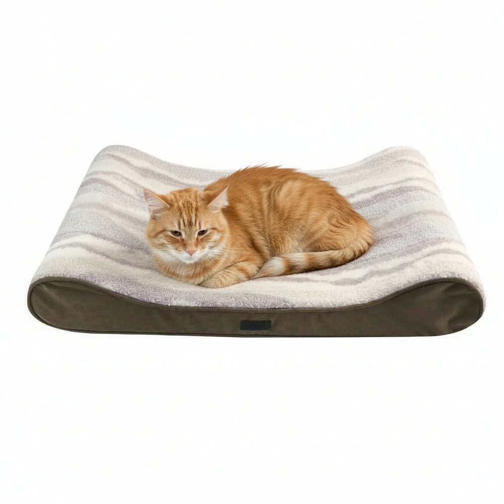 Katzenbett "SORIN" in gewellter Form mit gestreiftem Muster, eine orangefarbene Katze liegt entspannt darauf.