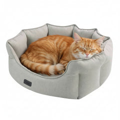 Gemütliches ovales Katzenbett "VALEA" in hellgrau mit einer entspannten orange-getigerten Katze.
