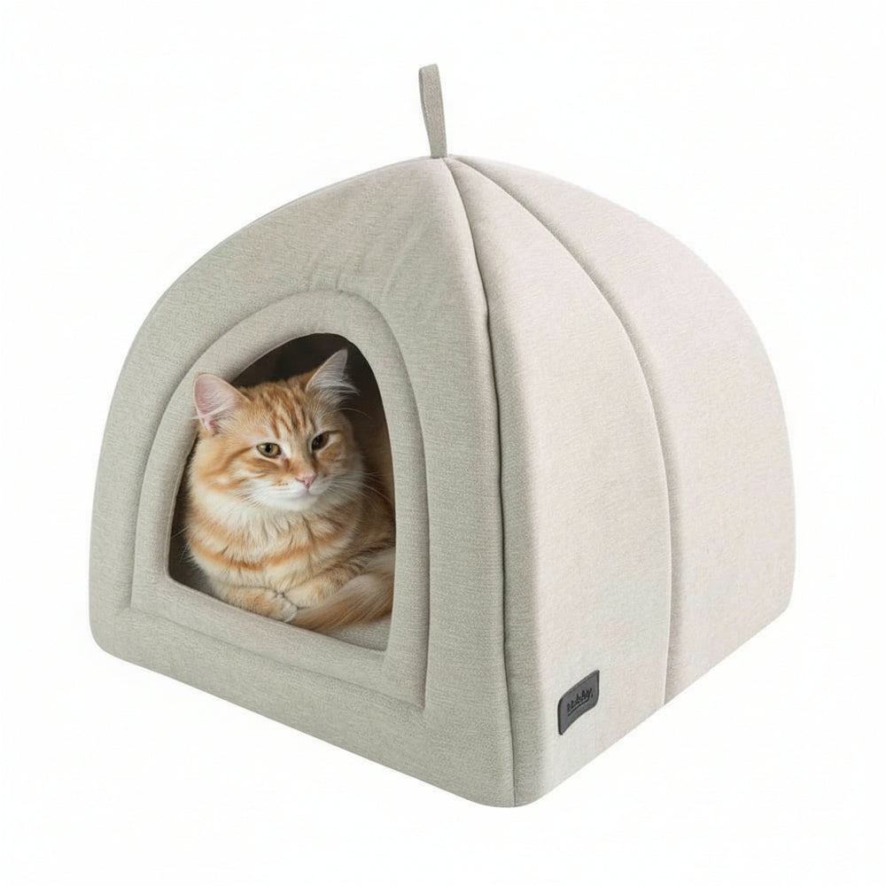 Gemütliche eckige Katzenhöhle "VALEA" aus beigem Stoff mit weicher Polsterung und entspannter Katze im Inneren.