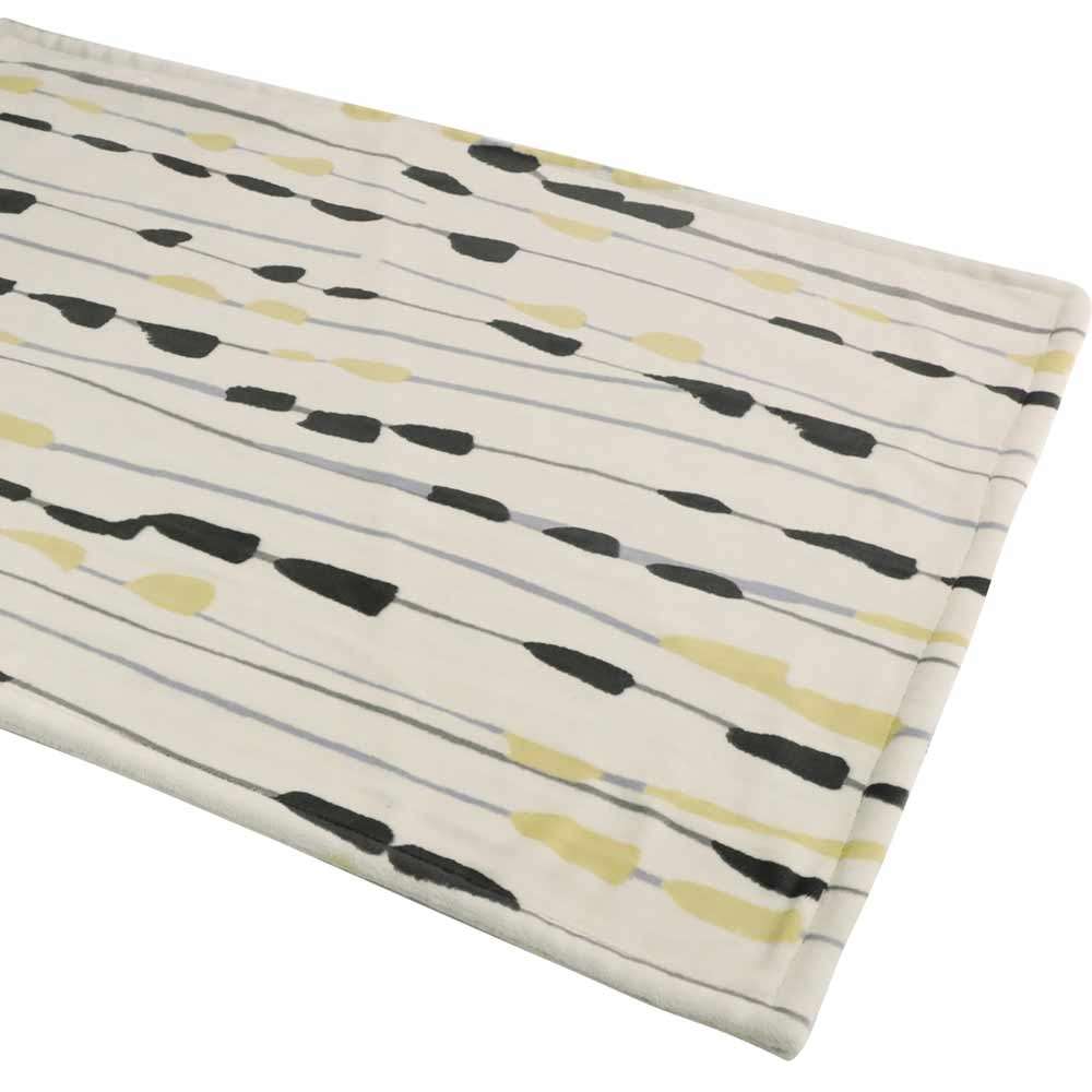 Gemusterte textile Fläche mit grafischen Linien in Schwarz, Gelb und Grau auf hellem Hintergrund, ideal für moderne Wohnräume.