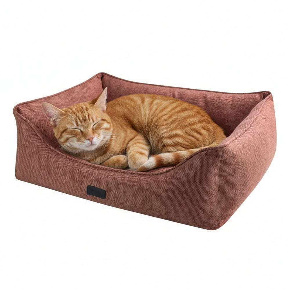 Gemütliche rechteckige Katzenliege "ANDA" mit hoher Umrandung und schlafender orange-getigerter Katze.