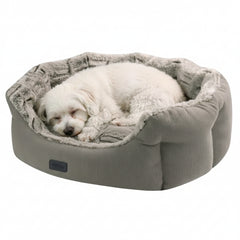 Gemütliches ovales Hundebett "CACHO" in Grau mit weichem Innenfutter, ein kleiner Hund schläft entspannt darin.