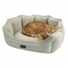 Gemütliches ovales Katzenbett "CORDO" mit einer orangefarbenen Katze, die entspannt in der gepolsterten Liegefläche liegt.