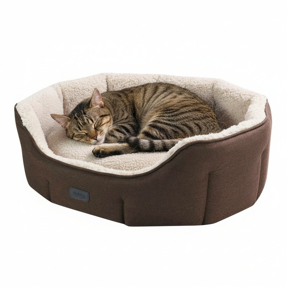Komfortables ovales Katzenbett "LICA" in Braun mit weichem Fleecefutter, ideal für gemütliche Schlafplätze.