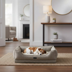 Kleiner Hund schläft entspannt in einem komfortablen, eckigen Hundebett "CALBU" in modernem Raum.