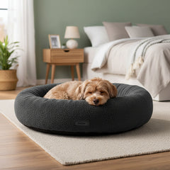 Gemütliches rundes Hundebett "JELLA" in dunkelgrau mit entspanntem Hund in der Mitte, ideal für jeden Hundeliebhaber.
