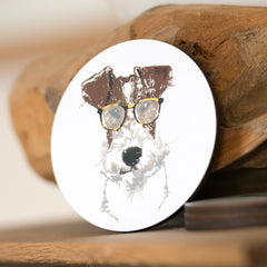 Runder Untersetzer mit Fox Terrier in Brille auf weißem Hintergrund, liegend auf Holztisch. Perfekt für Hundefreunde und Tischschutz.