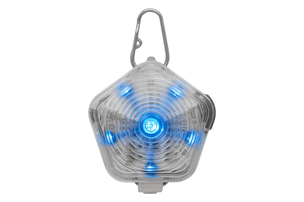 Sechseckiges Beacon™ Hunde-Sicherheitslicht mit blauen LED-Leuchten, ideal für Outdoor-Aktivitäten, am Karabinerhaken befestigt.
