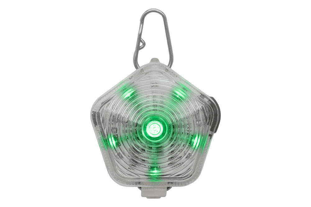 Sechseckiges Beacon™ Hunde-Sicherheitslicht mit grünen LEDs und Clip zur Befestigung für bessere Sichtbarkeit bei Nacht.