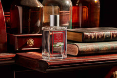 "Raumduft-Set LABONI FRAGRANCE mit der Duftnote 'WALK IN THE HILLS OF TUSCANY', elegant auf holzfarbenem Tisch präsentiert."