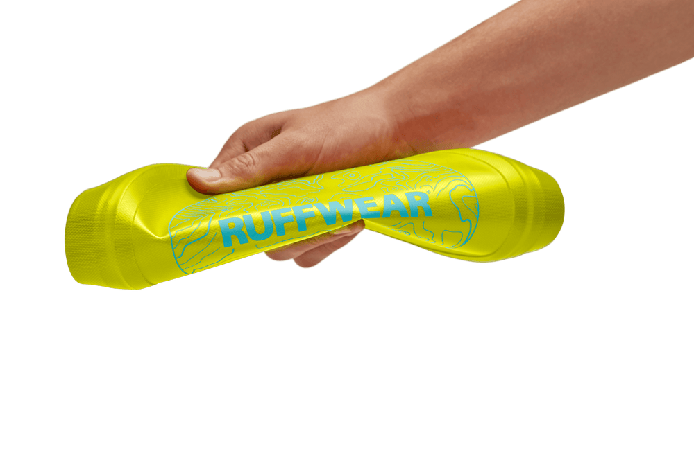 Leuchtend gelbe Camp Flyer™ Frisbeescheibe für Hunde in einer Hand, ideal für Spiel und Training im Freien.
