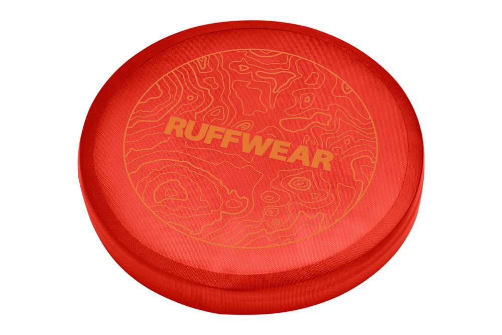 Rote Camp Flyer™ Frisbeescheibe für Hunde mit Reliefmuster und RUFFWEAR-Schriftzug, ideal für Outdoor-Aktivitäten.