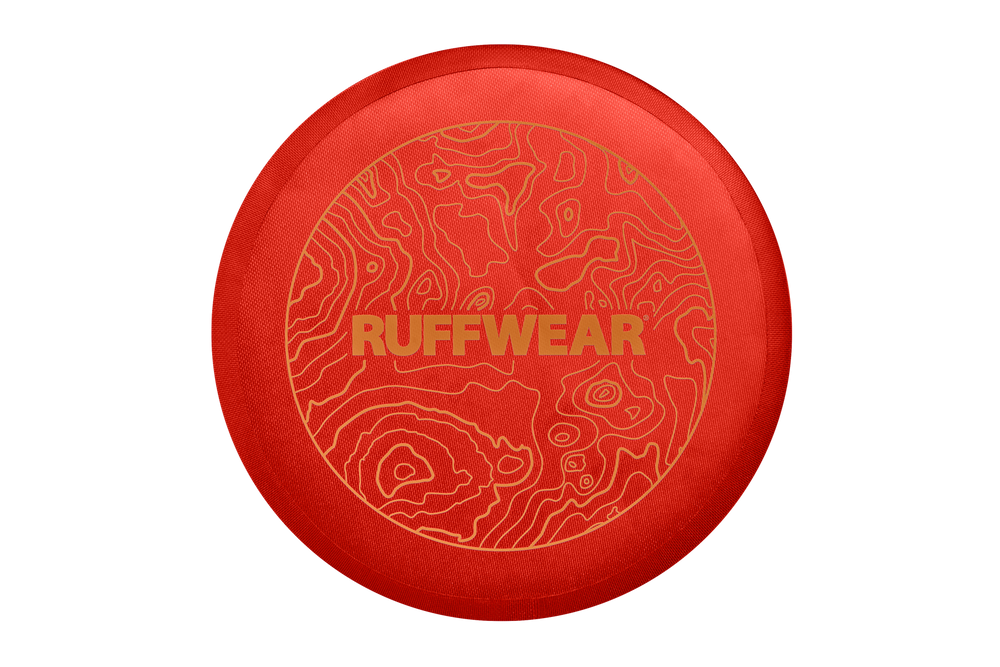 Rote Camp Flyer™ Frisbeescheibe für Hunde von Ruffwear mit strukturierter Oberfläche und geschwungenem Muster.