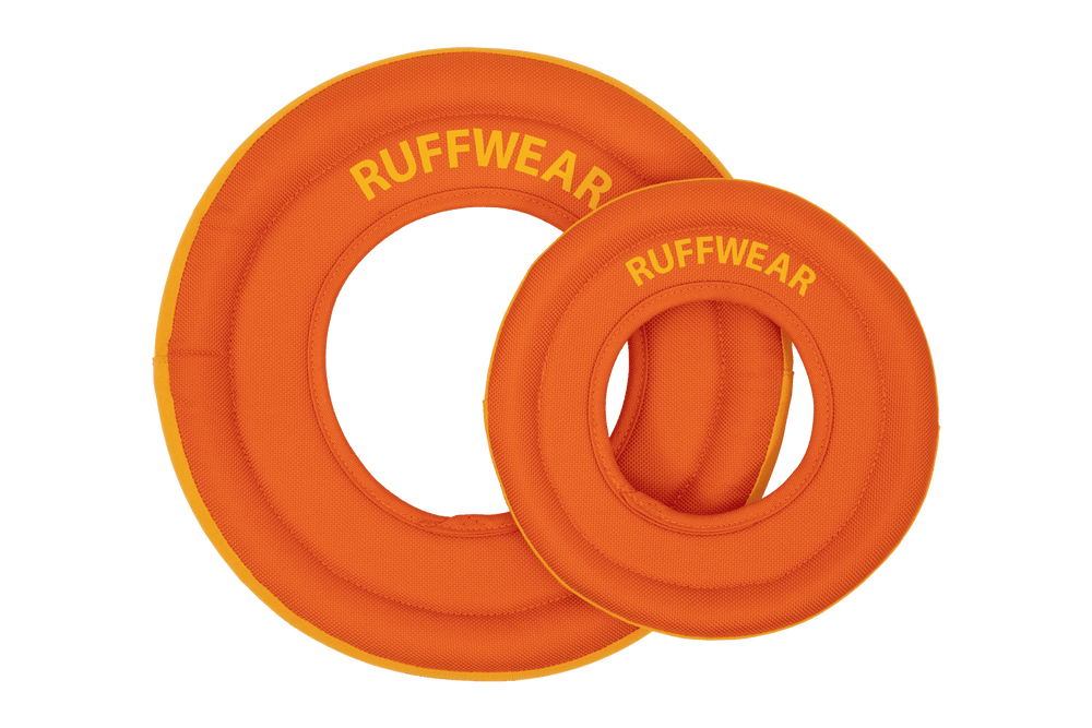 "Ruffwear Hydro Plane Frisbee Wurfspielzeug in Orange mit gepolstertem Design und gelbem Markenlogo."
