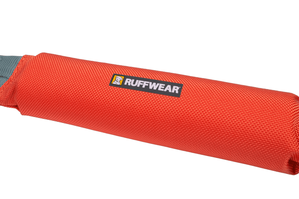 Robustes orangefarbenes Pacific Loop™ Hundespielzeug von RUFFWEAR mit strapazierfähiger Hülle und texturierter Oberfläche.