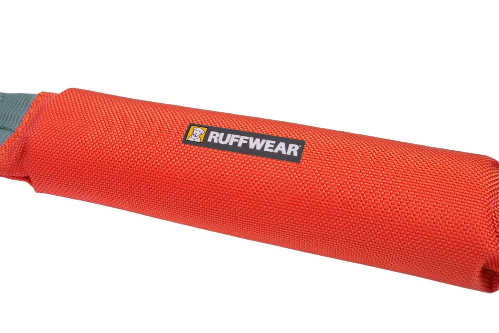Robustes orangefarbenes Pacific Loop™ Hundespielzeug von RUFFWEAR mit strapazierfähiger Hülle und texturierter Oberfläche.