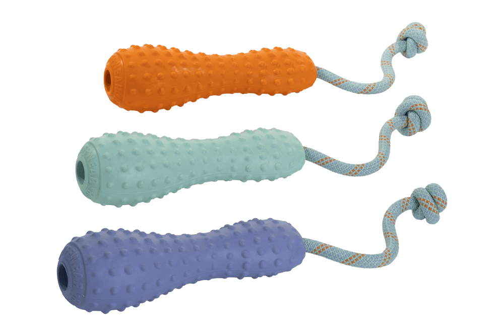 Farbenfrohes Gourdo™ Gummi-Wurfspielzeug für Hunde in orange, mintgrün und lila mit griffiger Oberfläche und Seil.