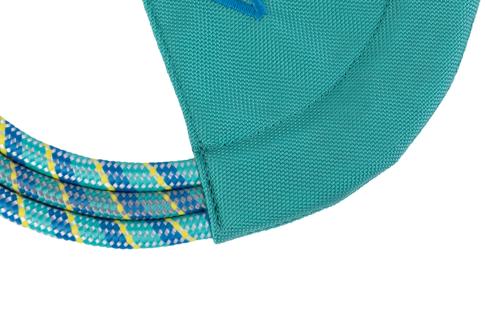 Türkises Pacific Ring™ Hundespielzeug mit geflochtenen blauen und gelben Kabeln für interaktiven Spielspaß.