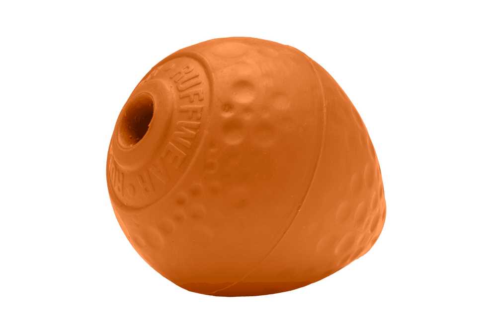 "Oranger Gummi-Wurfball für Hunde, oval geformt mit strukturierten Erhebungen für Spiel und Beschäftigung."
