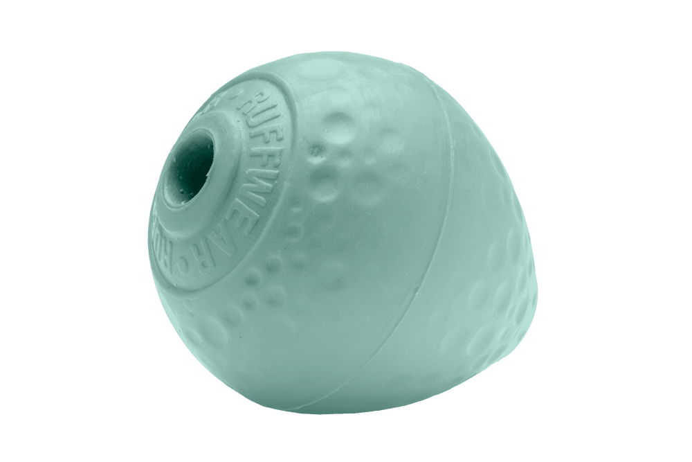 Grüner ovaler Gummi-Wurfball für Hunde mit strukturiertem Design und Leckerli-Aufnahme. Perfekt für das Spielen im Freien.