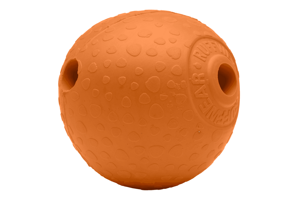 Orangefarbener Huckama™ Gummi-Wurfball mit strukturierter Oberfläche und zwei gegenüberliegenden Öffnungen für interaktives Spielen.