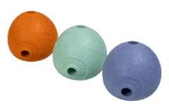 Buntes Huckama™ Gummi-Wurfspielzeug, drei runde Kugeln in Orange, Mintgrün und Lavendel mit strukturierter Oberfläche.