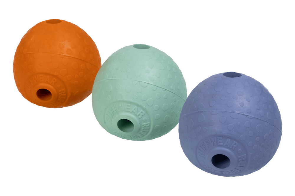 Bunte Huckama™ Gummi-Wurfspielzeuge in orange, grün und lila für Outdoor-Aktivitäten und Haustiere.