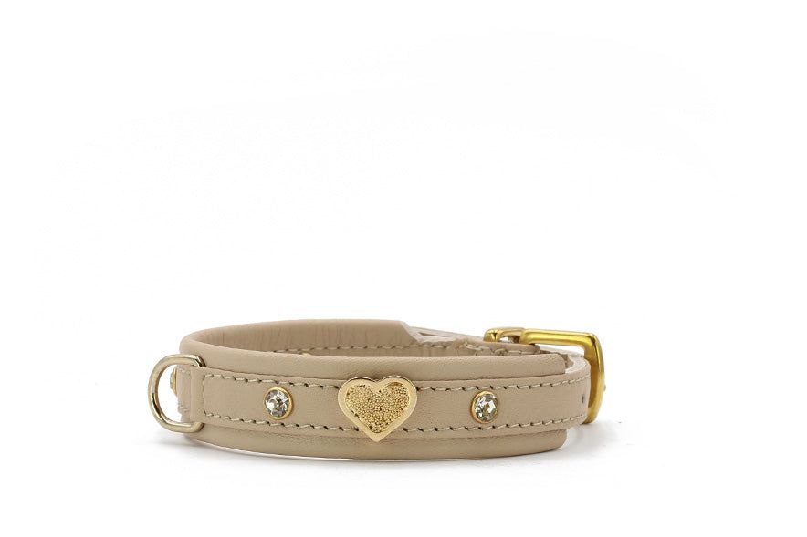 Beige Lederhundehalsband mit goldfarbenem Herzanhänger und glitzernden Steinen, robust und stylish für kleine Hunde.