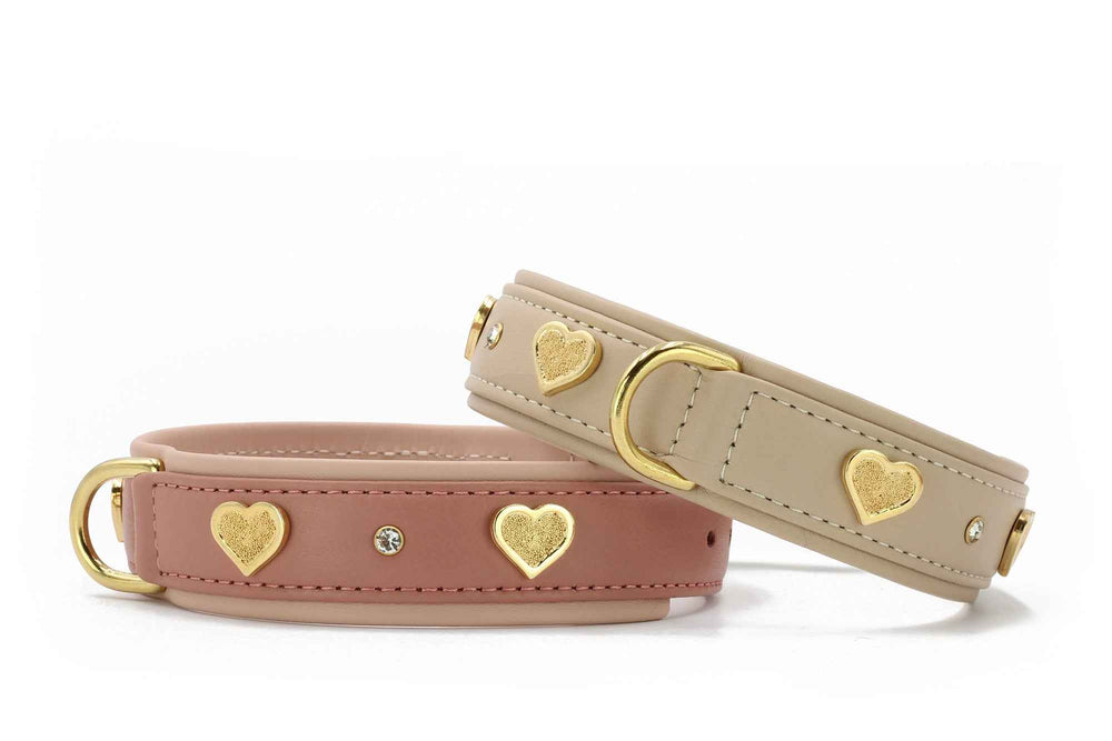 Halsband Ciao Mama: Lederhalsbänder in Rosa und Beige mit goldenen Herzen und Schmuckstein für stilvolle Hunde.