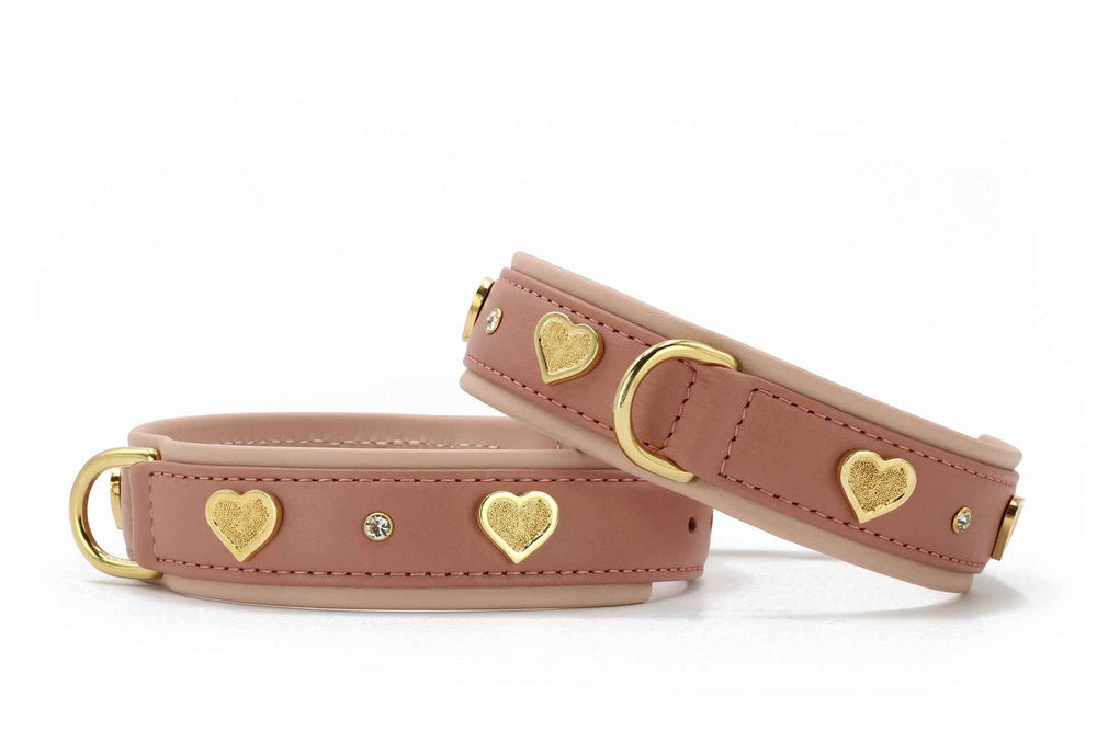 Zwei zarte rosa Hundehalsbänder mit goldenen Herz-Applikationen und Glitzerstein, ideal für stylische Hunde.