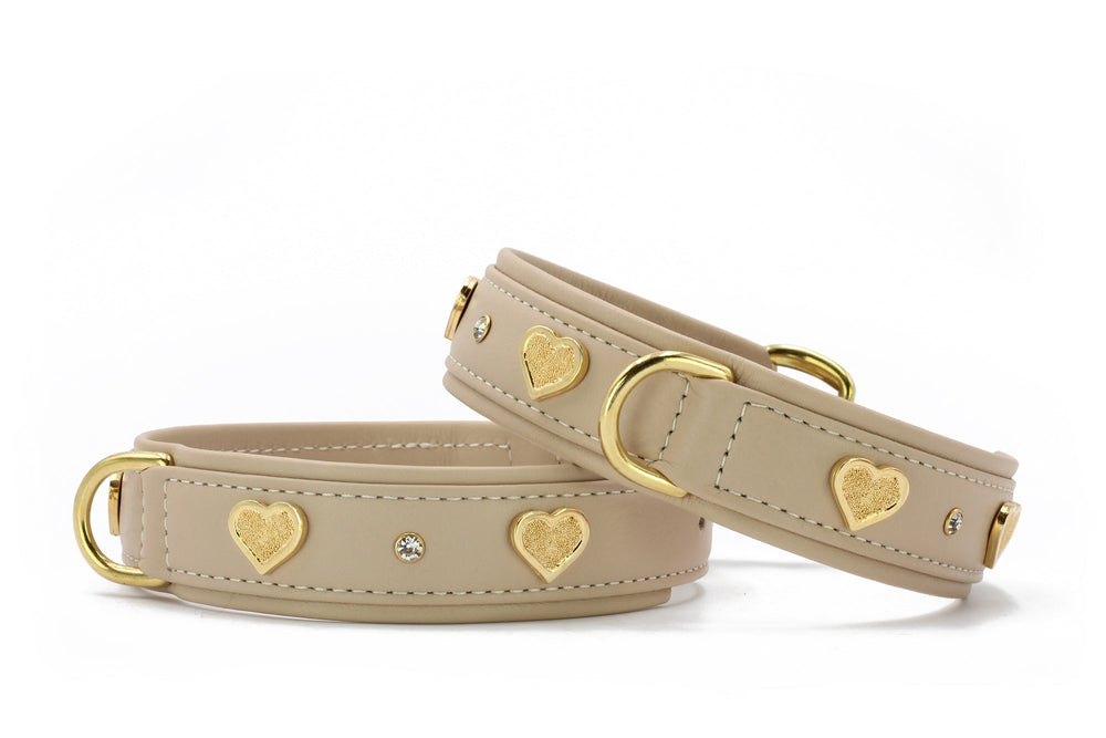 Hundefreundliche Halsbänder in Beige mit goldenem Herzdesign und funkelnden Steinen für stilvolle Vierbeiner.