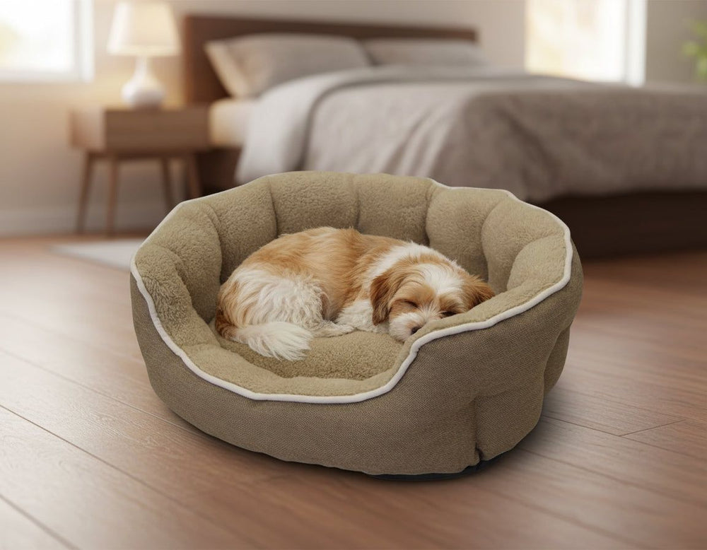 "Gemütliches rundes Hundebett Classic 'BRENTA' mit schlafendem Hund in modernem Raum auf Holzboden."