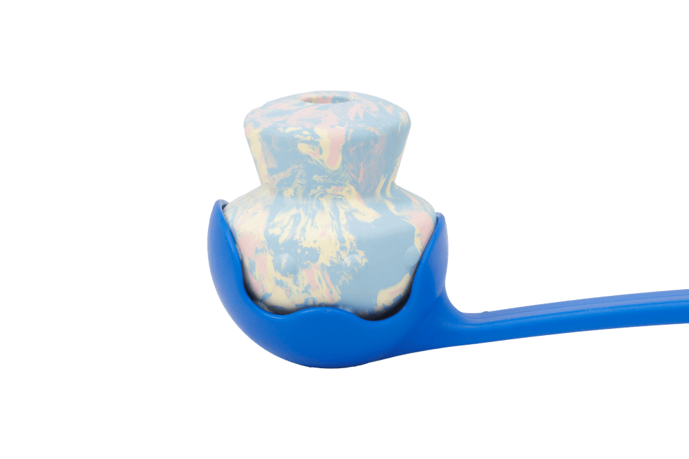 Buntes Toadstool™ Hundespielzeug: Keramikkegel in geschwungenem blauen Halter für stabilen Spielspaß.