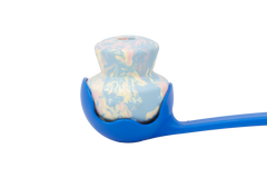 Buntes Toadstool™ Hundespielzeug: Keramikkegel in geschwungenem blauen Halter für stabilen Spielspaß.