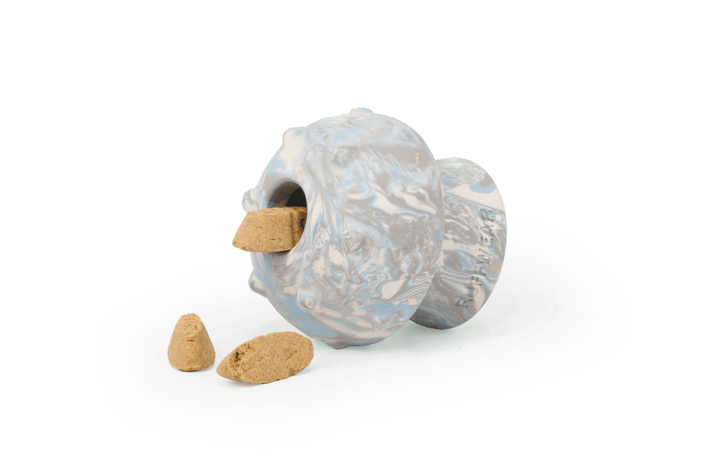 Marble Toadstool™ Hundespielzeug in Blau und Beige mit drei unregelmäßigen Spielzeugstücken daneben.