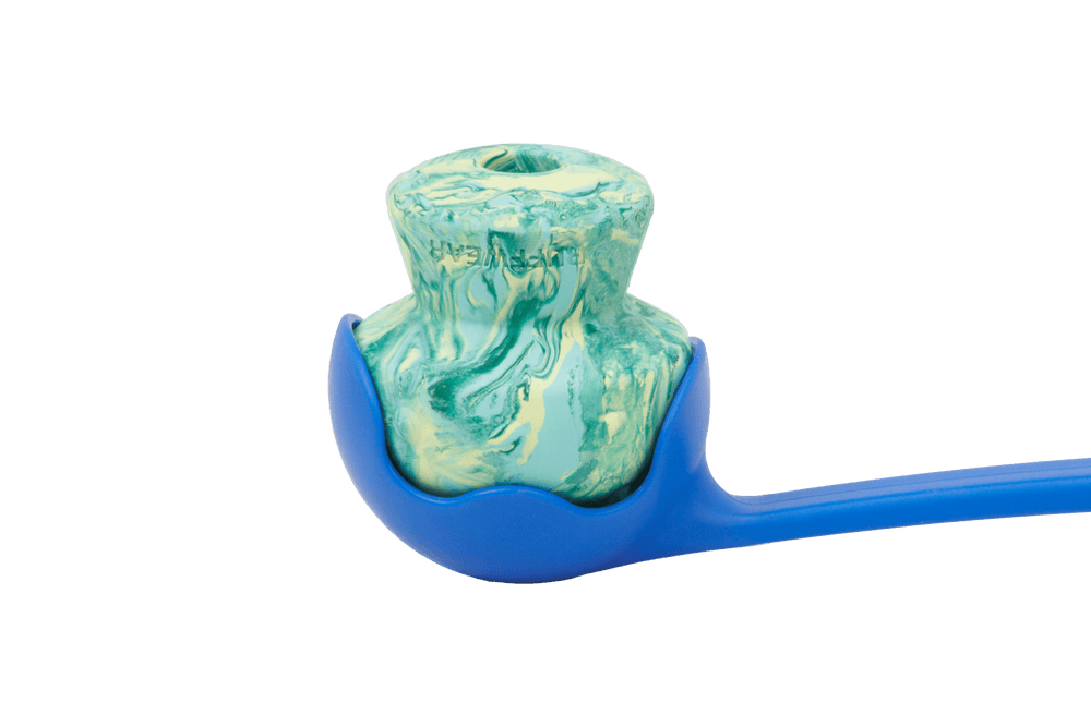 Blaues Toadstool™ Hundespielzeug mit marmoriertem, bunten Aufsatz in Grün und Blau für Spielspaß und Beschäftigung.