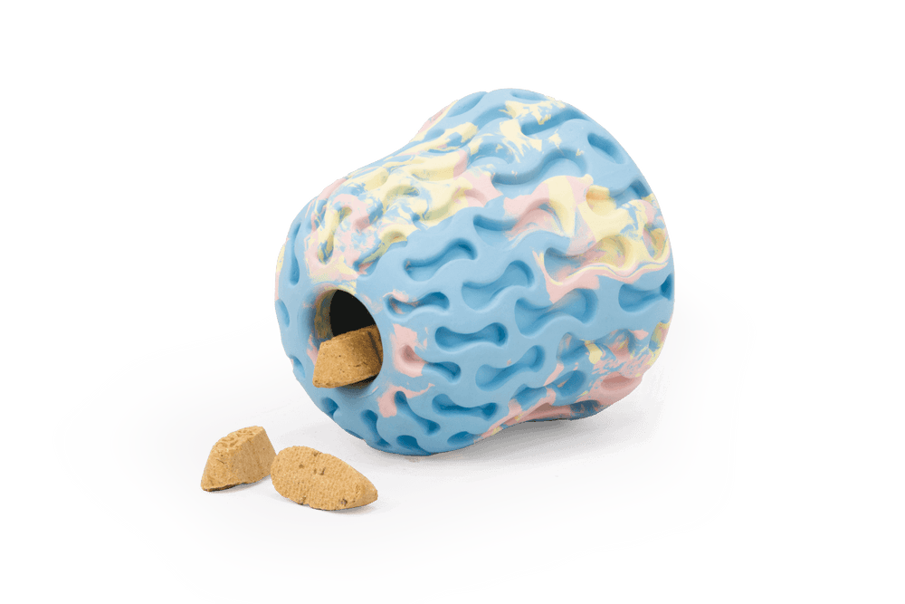Farbenfrohes Morel™ Hundespielzeug aus flexiblem Material mit Keksöffnung und wellenförmigen Mustern in Blau, Gelb und Rosa.