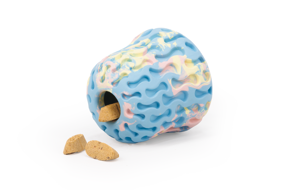 Farbenfrohes Morel™ Hundespielzeug aus flexiblem Material mit Keksöffnung und wellenförmigen Mustern in Blau, Gelb und Rosa.