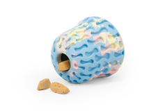 Farbenfrohes Morel™ Hundespielzeug aus flexiblem Material mit Keksöffnung und wellenförmigen Mustern in Blau, Gelb und Rosa.