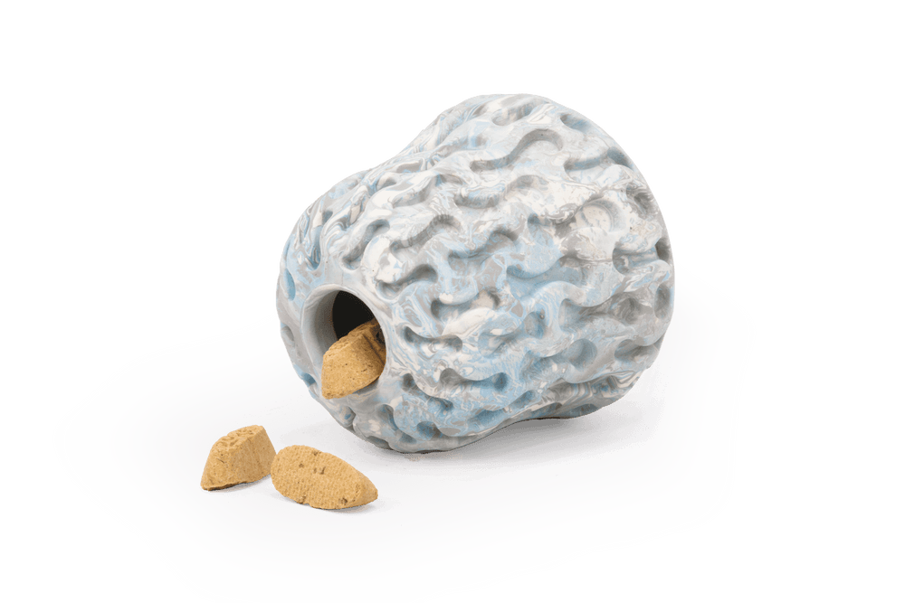 "Morel™ Hundespielzeug in Blau- und Grautönen, dekorative runde Skulptur mit Wellenstruktur und beigefarbenen Stückchen."