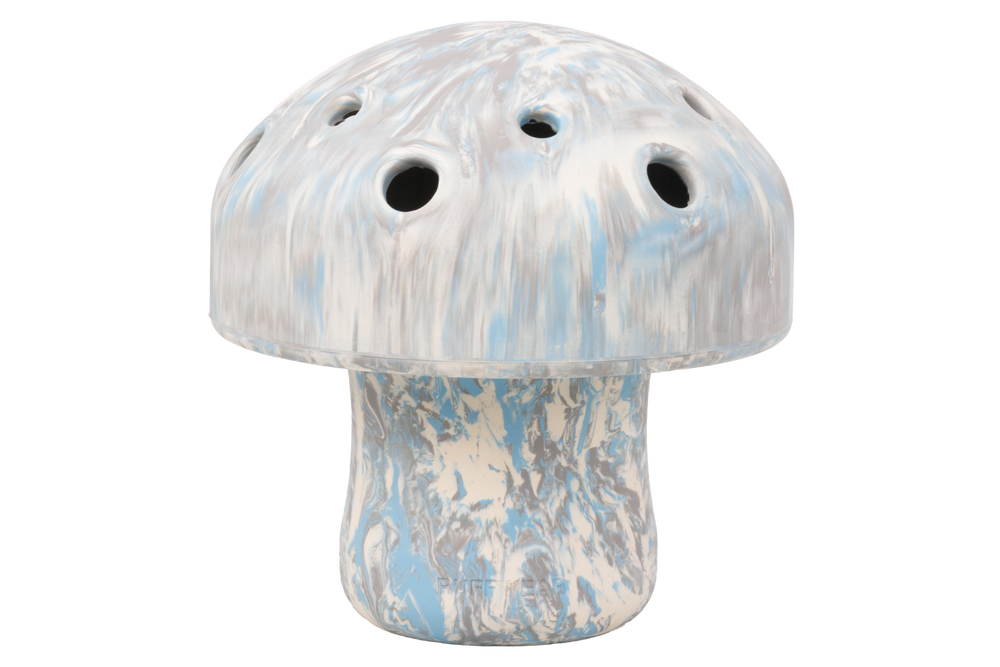 Stilisiertes Porcini™ Hundespielzeug in Himmelblau und Weiß mit Löchern und dickem, verjüngtem Stiel.