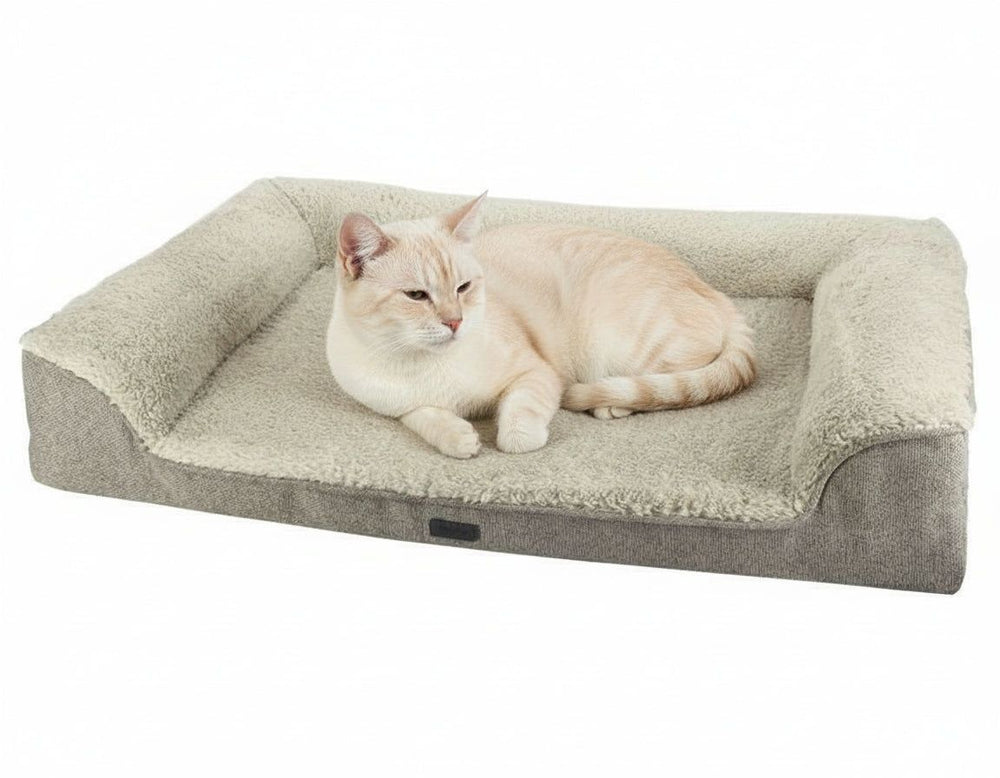 "Katzenfreundliches orthopädisches Sofa 'CALBU' mit erhöhten Rändern und weichem Innenbereich, helles Design."