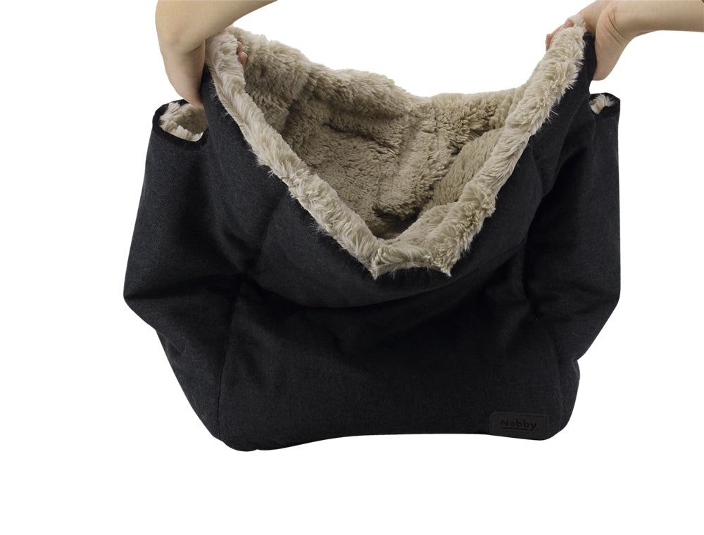 Schwarze Tragetasche "Enda" mit hellem, weichem Innenfutter, präsentiert von zwei Händen. Ideal für komfortable Transportlösungen.