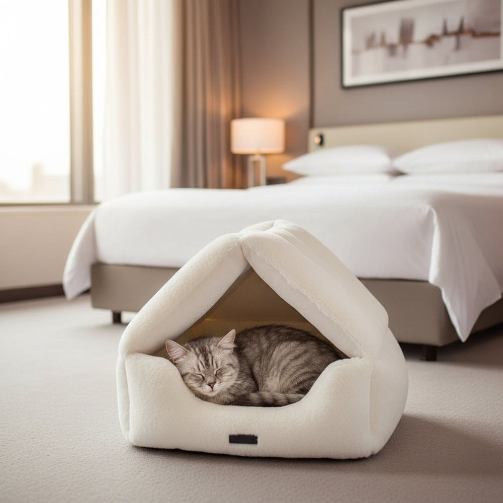 Gemütliche Katzenhöhle "SORA" mit schlafender gestreifter Katze in modernem Schlafzimmer.