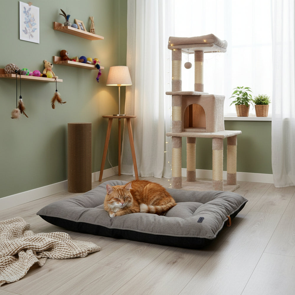 Graues eckiges Hundekissen "BONE" mit gestepptem Bezug und abgerundeten Ecken für optimalen Komfort.